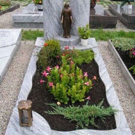 Grabmal mit Blumenbeet und Figur