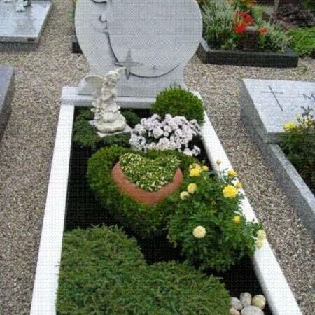 Grabmal mit Blumenbeet und Engelsfigur